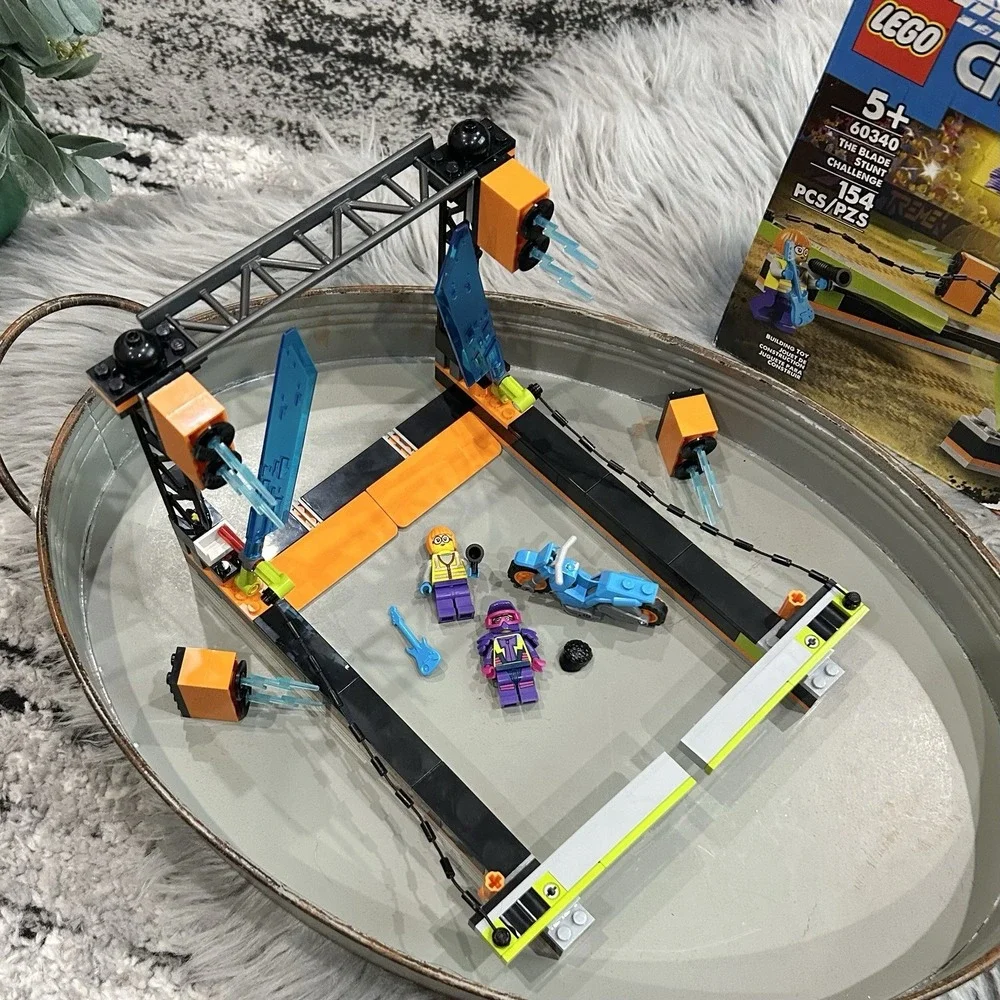 Lego City Stuntz Set 60340 The Blade Stunt Challenge w/Shirley‎ Keeper Complete